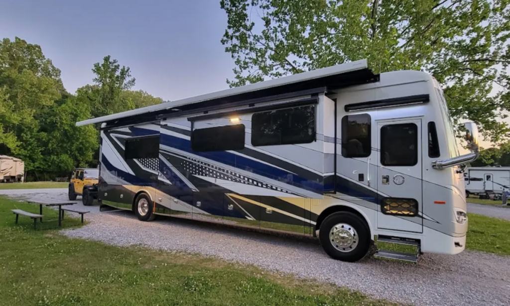 A spacious big-rig friendly RV park in Mississippi with full-hookup RV sites and wide roads, perfect for long-term RV stays and travelers on I-20.