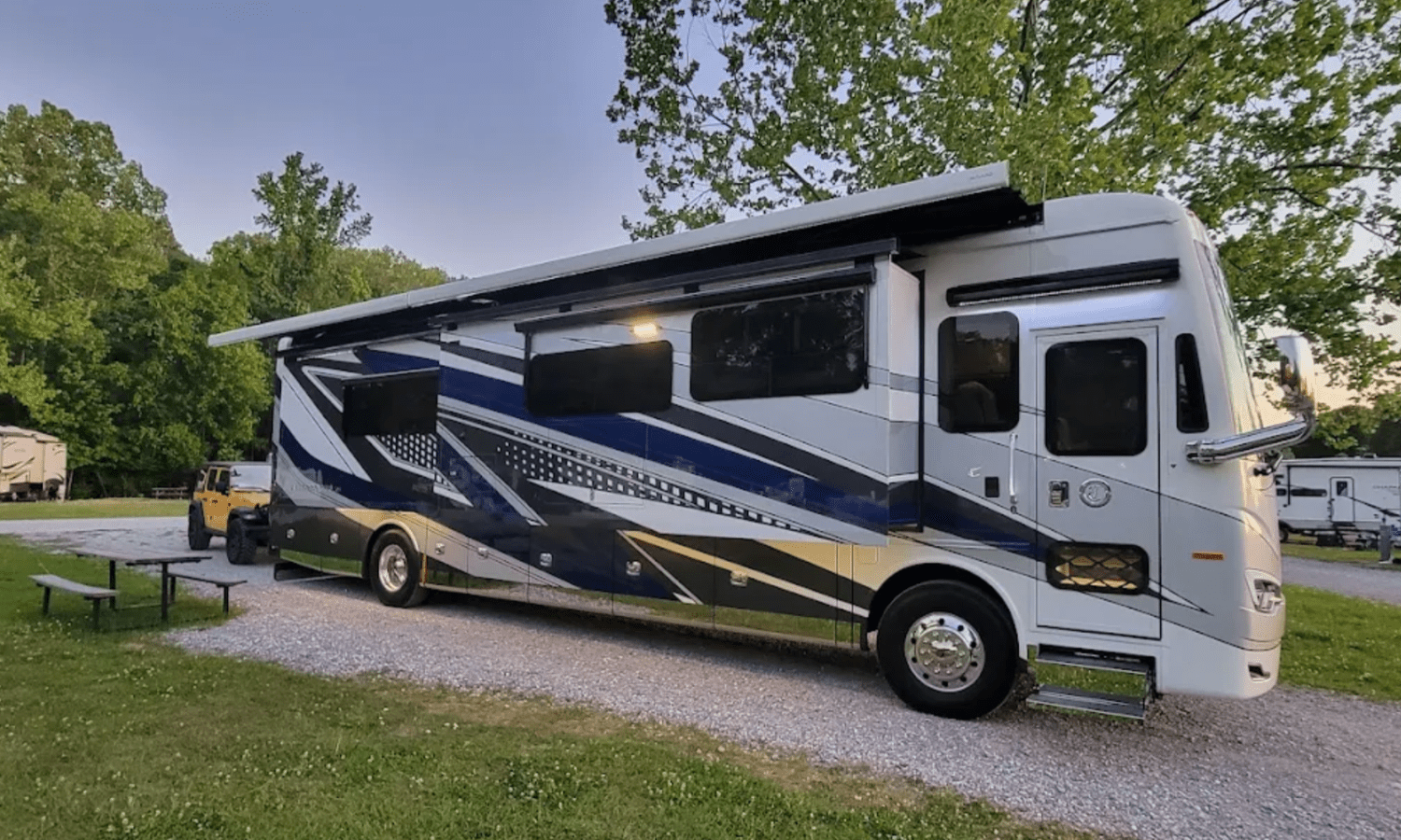 A spacious big-rig friendly RV park in Mississippi with full-hookup RV sites and wide roads, perfect for long-term RV stays and travelers on I-20.