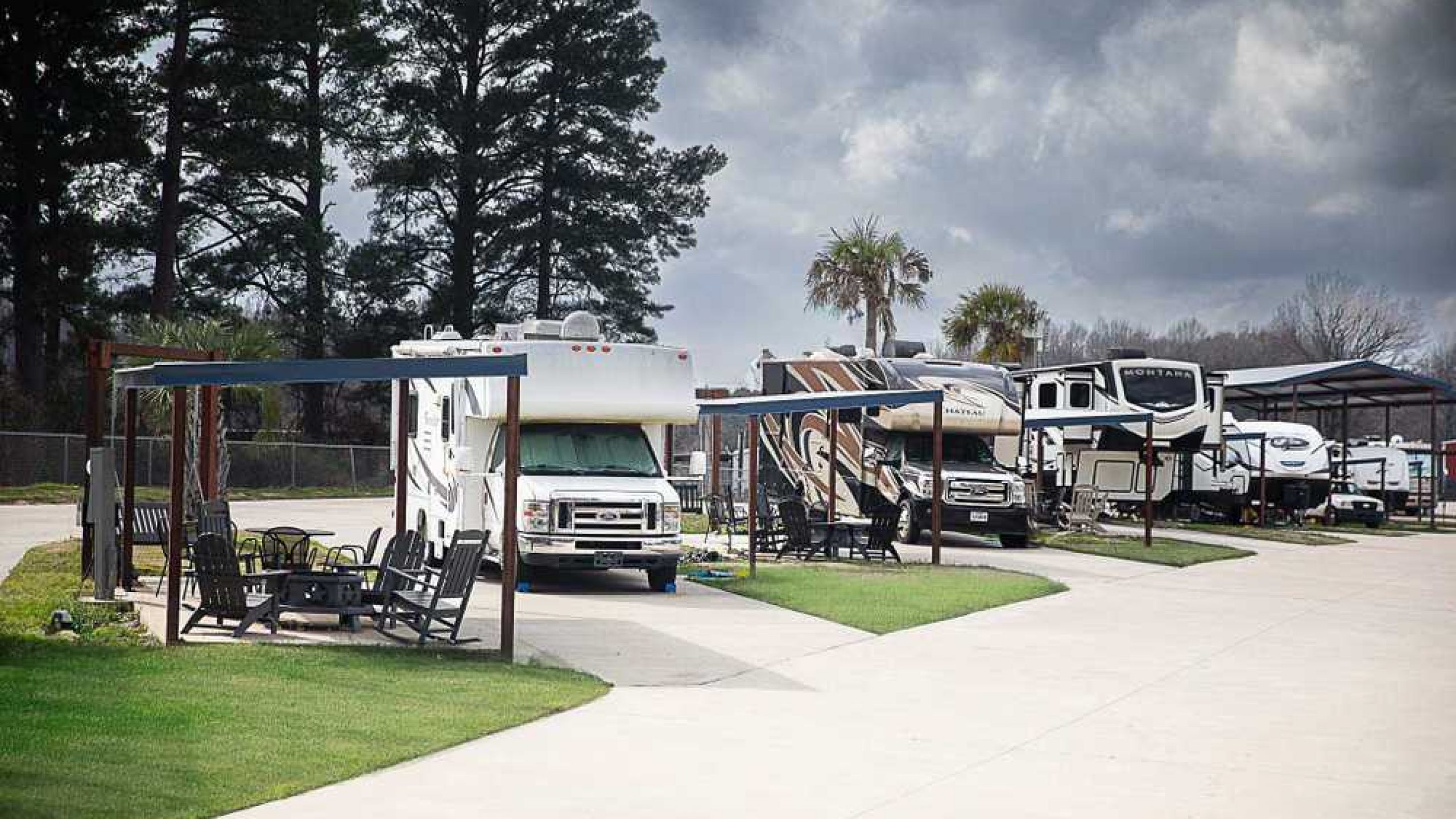 Pull-Thru with Deluxe Covered Patio, Swing